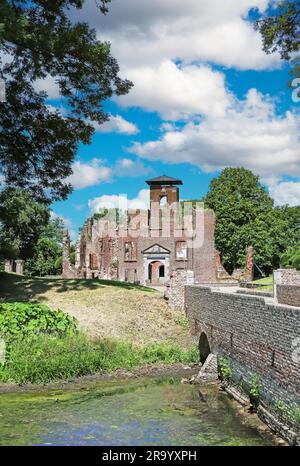 Magnifique château médiéval en brique en pierre ruine, pont sur fossé aquatique - Kasteel Bleijenbeek, Afferden, pays-Bas Banque D'Images