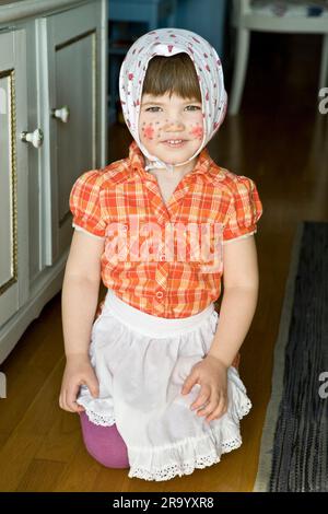 Fille suédoise habillée comme une sorcière scandinave traditionnelle de Pâques avec un foulard et maquillage. Banque D'Images