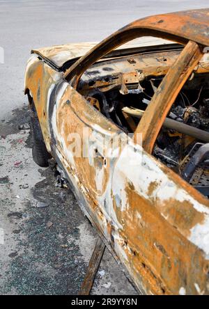 Cliché recadré d'une voiture incendiée abandonnée Banque D'Images