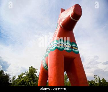 Vue à faible angle du gigantesque cheval Dala. Dalarna. Suède. Banque D'Images