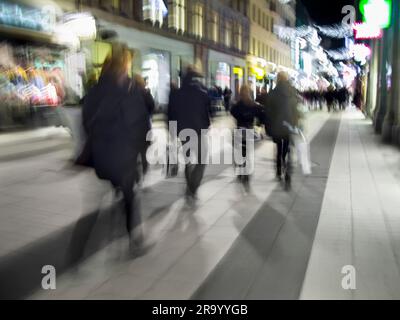 Mouvement flou de personnes marchant dans la rue piétonne, Stockholm, Suède. Banque D'Images