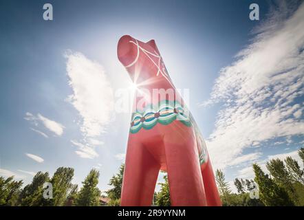 Vue à faible angle du gigantesque cheval Dala contre le soleil. Dalarna. Suède. Banque D'Images