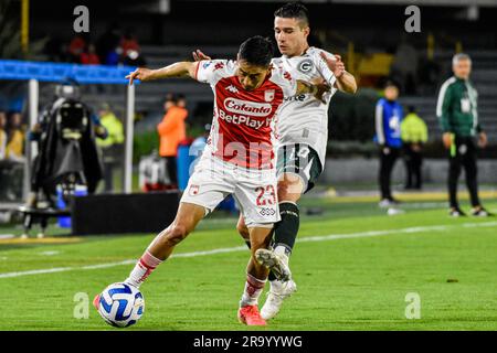 Bogota, Colombie. 28th juin 2023. Fabian Sambueza (L) et Goias Julian Palacios (R) de l'Independiente Santa Fe (1) V. Goias (2) de l'Independiente Santa Fe (Colombie) correspondent pour la classification à la ronde de 16 de la CONMEBOL Sudamericana 2023, à la Nemesio Camacho el Campin à Bogota (Colombie) 28 juin 2023. Photo par: Cristian Bayona/long Visual Press Credit: Long Visual Press/Alay Live News Banque D'Images