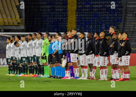 Bogota, Colombie. 28th juin 2023. Goias (L) et Independiente Santa Fe (R) se tiennent pour les hymnes pendant l'équipe colombienne Independiente Santa Fe (1) V. Brazil's Goias (2) correspondent pour la classification à la ronde de 16 de la CONMEBOL Sudamericana 2023, à la Nemesio Camacho el Campin à Bogota, Colombie, 28 juin 2023. Photo par: Cristian Bayona/long Visual Press Credit: Long Visual Press/Alay Live News Banque D'Images