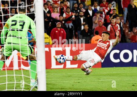 Bogota, Colombie. 28th juin 2023. Harold Rivera de l'Independiente Santa Fe tire vers le but pendant l'équipe colombienne Independiente Santa Fe (1) V. Goias du Brésil (2) correspondent pour la classification à la ronde de 16 de la CONMEBOL Sudamericana 2023, à la Nemesio Camacho el Campin à Bogota, Colombie, 28 juin 2023. Photo par: Cristian Bayona/long Visual Press Credit: Long Visual Press/Alay Live News Banque D'Images