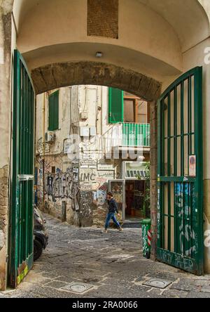 Naples, Italie - 25 octobre 2019 : vue sur une cour dans le quartier historique de Spaccanapoli, Italie Banque D'Images