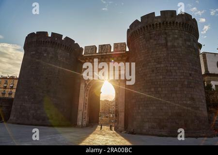 Naples, Italie - 25 octobre 2019 : tours de Castel Capuano, ancienne porte d'entrée de la ville depuis l'ère Angevin Banque D'Images