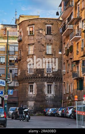 Naples, Italie - 25 octobre 2019 : tours de Castel Capuano, ancienne porte d'entrée de la ville depuis l'ère Angevin Banque D'Images