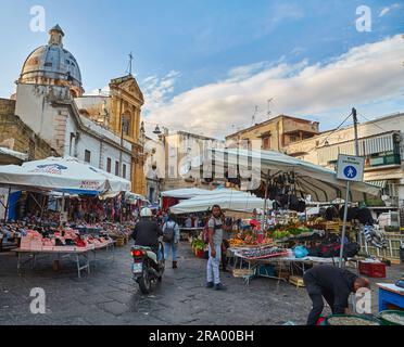 Naples, Italie - 25 octobre 2019, marché de rue de la ville de Naples, région de Catane. Banque D'Images