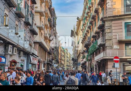 Naples, Italie - 24 octobre 2019: Vue sur une rue bondée via Tolède avec les boutiques, cafés, boutiques de souvenirs dans le centre historique de Naples Banque D'Images