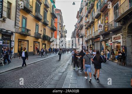 Naples, Italie - 24 octobre 2019: Vue sur une rue bondée via Tolède avec les boutiques, cafés, boutiques de souvenirs dans le centre historique de Naples Banque D'Images