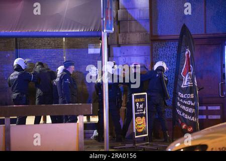 Bruxelles, Belgique. 29th juin 2023. Le site des émeutes près de la place Anneessens à Bruxelles, le jeudi 29 juin 2023. Des émeutes ont éclaté après que des personnes aient appelé à des manifestations sur les médias sociaux, pour commémorer le décès de Nahel, 17 ans, après qu'il ait été abattu par un policier à Nanterre, en France. BELGA PHOTO HATIM KAGHAT crédit: Belga News Agency/Alay Live News Banque D'Images