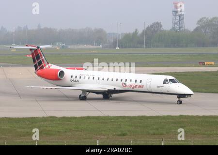 G-SAJS, Loganair, Embraer ERJ-145, arrivée à l'aéroport de Londres Stansted, Essex, Royaume-Uni le 22 avril 2023 Banque D'Images