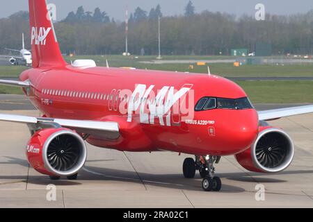 TF-PPB, PLAY Airlines, Airbus A320neo, arrivée à l'aéroport de Londres Stansted, Essex, Royaume-Uni Banque D'Images