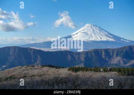 Mont Fuji en forme de cône enneigé et téléphérique Owakudani vus de Hakone, Japon, en décembre Banque D'Images