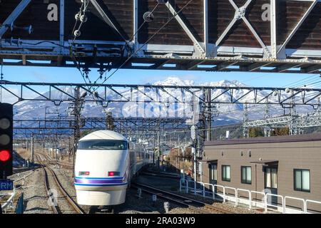 Gare de Nikko, rails, avec des Alpes japonaises enneigées dans le fond Banque D'Images