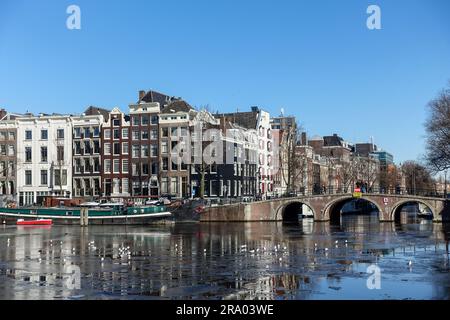 Canaux gelés dans le centre-ville d'Amsterdam, pays-Bas Banque D'Images