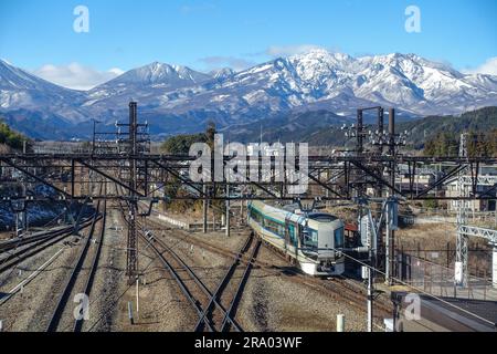 Gare de Nikko, rails, avec des Alpes japonaises enneigées dans le fond Banque D'Images