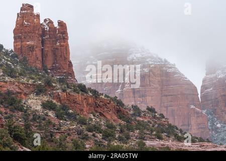 Formations de roches rouges enveloppées de brouillard, près de Sedona, Arizona, États-Unis, par Dominique Braud/Dembinsky photo Assoc Banque D'Images