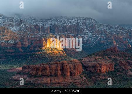 Spot de lumière du soleil sur les rochers rouges de Sedona, coucher de soleil, Arizona, Etats-Unis, par Dominique Braud/Dembinsky photo Assoc Banque D'Images