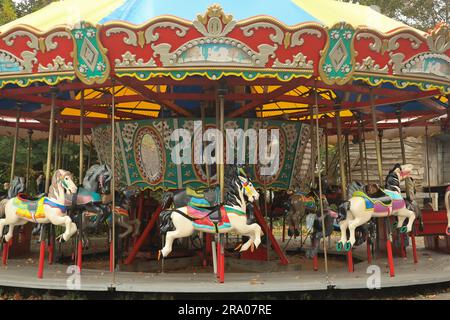 horizontal de carrousel coloré avec cheval en position de course attendant que les enfants grimpent dessus Banque D'Images