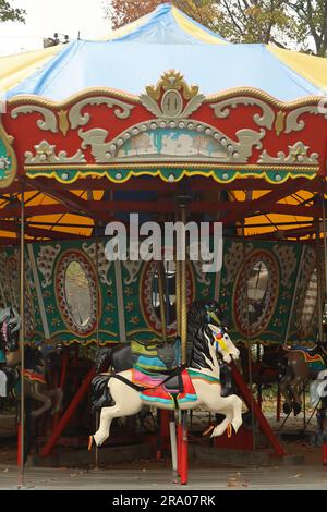 vertical de carrousel coloré avec cheval en position de course attendant que les enfants grimpent dessus Banque D'Images