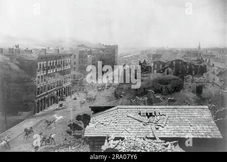 Le Grand feu de Chicago est une conflagration qui a brûlé dans la ville américaine de Chicago pendant 8 octobre–10, 1871. L'incendie a tué environ 300 personnes, détruit environ 3,3 kilomètres carrés de la ville, y compris plus de 17 000 structures, et laissé plus de 100 000 résidents sans abri. L'incendie a commencé dans un quartier au sud-ouest du centre-ville. Une longue période de conditions chaudes, sèches, venteuses, et la construction en bois prévalant dans la ville, ont conduit à la conflagration. Le feu a sauté sur la branche sud de la rivière Chicago et a détruit une grande partie du centre de Chicago. Banque D'Images