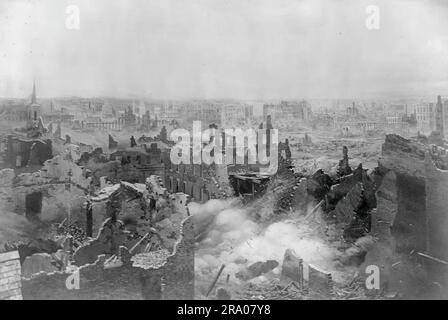 Le Grand feu de Chicago est une conflagration qui a brûlé dans la ville américaine de Chicago pendant 8 octobre–10, 1871. L'incendie a tué environ 300 personnes, détruit environ 3,3 kilomètres carrés de la ville, y compris plus de 17 000 structures, et laissé plus de 100 000 résidents sans abri. L'incendie a commencé dans un quartier au sud-ouest du centre-ville. Une longue période de conditions chaudes, sèches, venteuses, et la construction en bois prévalant dans la ville, ont conduit à la conflagration. Le feu a sauté sur la branche sud de la rivière Chicago et a détruit une grande partie du centre de Chicago. Banque D'Images