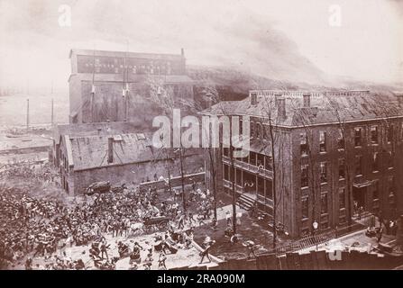 Le Grand feu de Chicago est une conflagration qui a brûlé dans la ville américaine de Chicago pendant 8 octobre–10, 1871. L'incendie a tué environ 300 personnes, détruit environ 3,3 kilomètres carrés de la ville, y compris plus de 17 000 structures, et laissé plus de 100 000 résidents sans abri. L'incendie a commencé dans un quartier au sud-ouest du centre-ville. Une longue période de conditions chaudes, sèches, venteuses, et la construction en bois prévalant dans la ville, ont conduit à la conflagration. Le feu a sauté sur la branche sud de la rivière Chicago et a détruit une grande partie du centre de Chicago. Banque D'Images