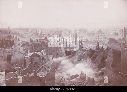 Le Grand feu de Chicago est une conflagration qui a brûlé dans la ville américaine de Chicago pendant 8 octobre–10, 1871. L'incendie a tué environ 300 personnes, détruit environ 3,3 kilomètres carrés de la ville, y compris plus de 17 000 structures, et laissé plus de 100 000 résidents sans abri. L'incendie a commencé dans un quartier au sud-ouest du centre-ville. Une longue période de conditions chaudes, sèches, venteuses, et la construction en bois prévalant dans la ville, ont conduit à la conflagration. Le feu a sauté sur la branche sud de la rivière Chicago et a détruit une grande partie du centre de Chicago. Banque D'Images