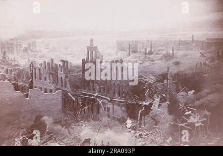 Le Grand feu de Chicago est une conflagration qui a brûlé dans la ville américaine de Chicago pendant 8 octobre–10, 1871. L'incendie a tué environ 300 personnes, détruit environ 3,3 kilomètres carrés de la ville, y compris plus de 17 000 structures, et laissé plus de 100 000 résidents sans abri. L'incendie a commencé dans un quartier au sud-ouest du centre-ville. Une longue période de conditions chaudes, sèches, venteuses, et la construction en bois prévalant dans la ville, ont conduit à la conflagration. Le feu a sauté sur la branche sud de la rivière Chicago et a détruit une grande partie du centre de Chicago. Banque D'Images