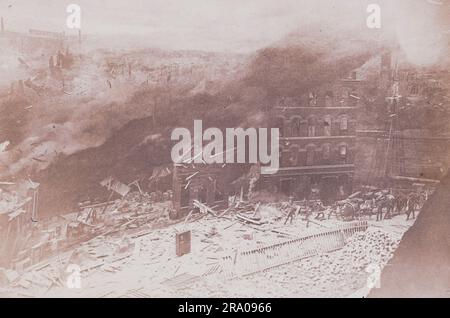 Le Grand feu de Chicago est une conflagration qui a brûlé dans la ville américaine de Chicago pendant 8 octobre–10, 1871. L'incendie a tué environ 300 personnes, détruit environ 3,3 kilomètres carrés de la ville, y compris plus de 17 000 structures, et laissé plus de 100 000 résidents sans abri. L'incendie a commencé dans un quartier au sud-ouest du centre-ville. Une longue période de conditions chaudes, sèches, venteuses, et la construction en bois prévalant dans la ville, ont conduit à la conflagration. Le feu a sauté sur la branche sud de la rivière Chicago et a détruit une grande partie du centre de Chicago. Banque D'Images