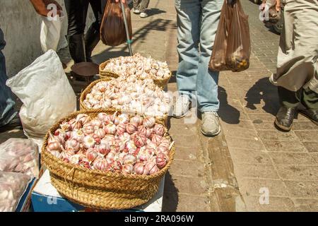 Paniers d'ail dans un marché de rue marocain Banque D'Images