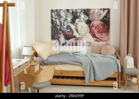 Intérieur élégant de la chambre de l'adolescent avec lit confortable Banque D'Images