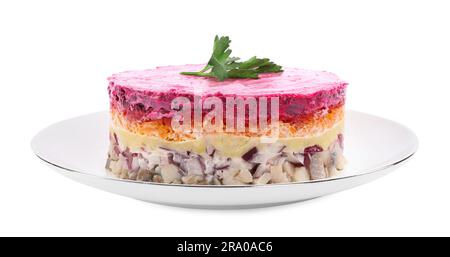 Salade de hareng sous fourrure isolée sur blanc. Plat russe traditionnel Banque D'Images