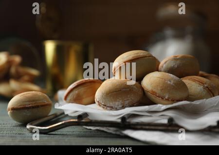 Petits gâteaux faits maison en noyer fraîchement sortis du four, en gros plan Banque D'Images