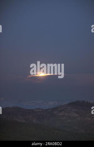 Lever de lune au-dessus de la chaîne Crystal Range depuis le belvédère de Big Hill dans le comté d'El Dorado, en Californie Banque D'Images