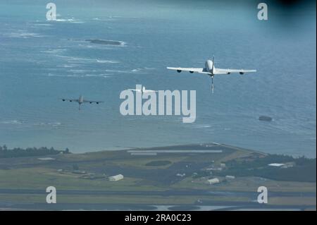 Les KC-135 Stratotankers de l'escadron de ravitaillement aérien 203rd survolent Honolulu, Hawaii, 27 juin 2023. Le survol a fait partie d'une opération nationale et a coïncidé avec une sortie d'entraînement de routine. L'événement a été rendu possible grâce à l'utilisation de ressources pré-allouées, d'heures de vol et de personnel dédié à la formation, ce qui n'a pas permis de payer des frais supplémentaires pour les contribuables. (É.-U. Photo de la Garde nationale aérienne par Airman 1st classe Roann Gatdula) Banque D'Images