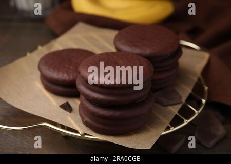Délicieux tartes au chocolat sur une table en bois, en gros plan Banque D'Images