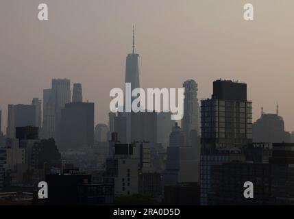 New York, États-Unis. 29th juin 2023. La visibilité des gratte-ciel de Manhattan est médiocre dans les heures précédant le coucher du soleil en raison des feux de forêt qui se sont produits au Canada jeudi, à 29 juin 2023, dans la ville de New York. Photo de John Angelillo/UPI crédit: UPI/Alay Live News Banque D'Images