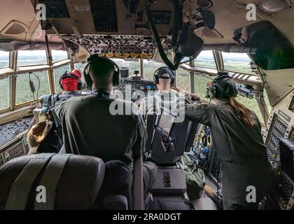 ÉTATS-UNIS Des aviateurs affectés à la 139th Escadre du transport aérien, Garde nationale du Missouri, effectuent des opérations de vol pendant l'exercice Air Defender 2023 (AD23) à bord d'un avion C-130 Hercules au-dessus de l'Allemagne, en 22 juin 2023. L'exercice AD23 intègre la puissance aérienne américaine et alliée pour défendre des valeurs communes, tout en tirant parti et en renforçant des partenariats essentiels pour décourager l'agression dans le monde entier. (É.-U. Photo de la Garde nationale aérienne par le capitaine Sean Navarro) Banque D'Images