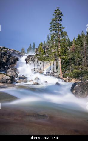 Longue exposition des chutes Bassi pendant la fonte printanière après l'hiver historique californien de 22/23. Banque D'Images