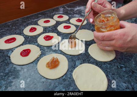 Cuisine souabe, Kraepfle swabian supérieur avec Gsaelz, pâtisserie sucrée, préparation de beignets fourrés de confiture, remplissage de morceaux de pâte à l'orange Banque D'Images