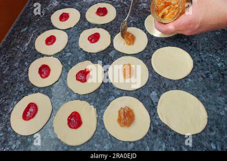 Cuisine souabe, Kraepfle swabian supérieur avec Gsaelz, pâtisserie sucrée, préparation de beignets fourrés de confiture, remplissage de morceaux de pâte à l'orange Banque D'Images