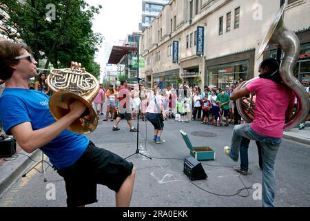 Toronto, Ontario / Canada - 25 août 2013 : des artistes de rue divertissent la foule au Buskerfest de Toronto Banque D'Images