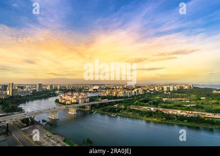 Vue aérienne du crépuscule au coucher du soleil à Singapore Marina Bay City Skyline. Banque D'Images