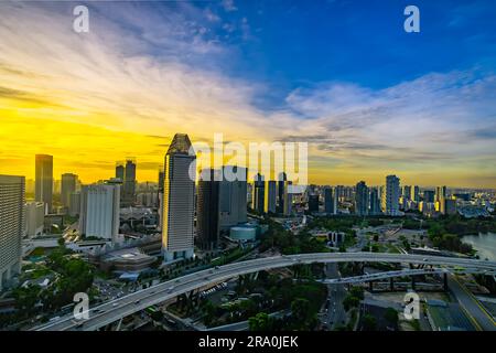 Vue aérienne du crépuscule au coucher du soleil à Singapore Marina Bay City Skyline. Banque D'Images