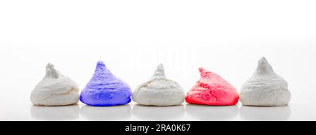 Cinq meringues français bleu blanc et rouge alignés en rangée, sur fond blanc Banque D'Images