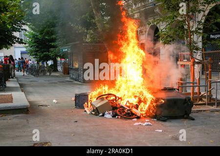 Marseille, France. 29th juin 2023. Le mobilier a été incendié dans la rue lorsque la manifestation exigeant la justice de Nahel a été dégénérée. Le jeune Nahel, 17 ans, a été tué mardi 27 juin à Nanterre (France), dans les hauts-de-Seine, par un policier qui a utilisé son arme après avoir refusé de se conformer alors qu'il conduisait sans permis. L'affaire refait revivre le débat sur la violence policière, plusieurs émeutes ont eu lieu dans tout le pays. Le policier a été inculpé pour « homicide intentionnel » et placé en garde à vue. Crédit : SOPA Images Limited/Alamy Live News Banque D'Images