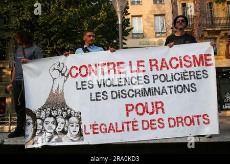 Marseille, France. 29th juin 2023. Les manifestants tiennent une bannière pendant la manifestation exigeant la justice pour Nahel. Le jeune Nahel, 17 ans, a été tué mardi 27 juin à Nanterre (France), dans les hauts-de-Seine, par un policier qui a utilisé son arme après avoir refusé de se conformer alors qu'il conduisait sans permis. L'affaire refait revivre le débat sur la violence policière, plusieurs émeutes ont eu lieu dans tout le pays. Le policier a été inculpé pour « homicide intentionnel » et placé en garde à vue. Crédit : SOPA Images Limited/Alamy Live News Banque D'Images